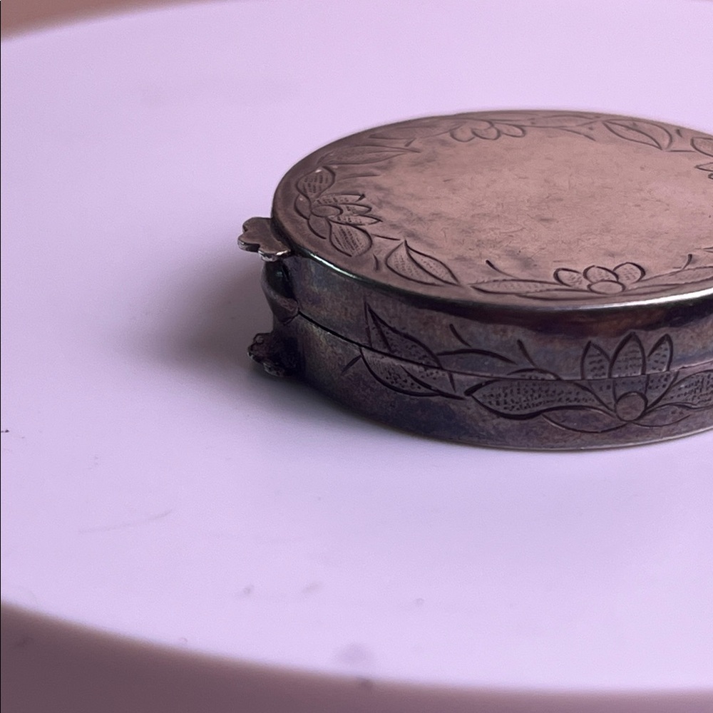 Antique Engraved Sterling Silver Round Pill Box 16.33 grams - Picture 11 of 11